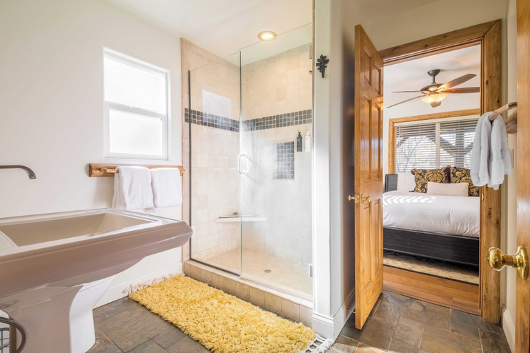 Bathroom 5, Hot Tub, Fire Pit, Game Room, Large Deck, Views Angels Camp Lodge by Avantstay, San Bernardino