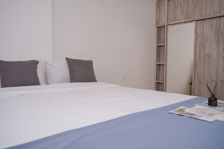 Bedroom, Warm and Spacious Studio Room at Collins Boulevard Apartment, Tangerang