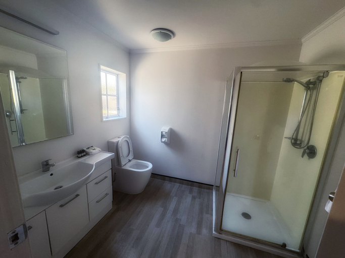 Bathroom 3, Settlers Motor Lodge, Hutt city