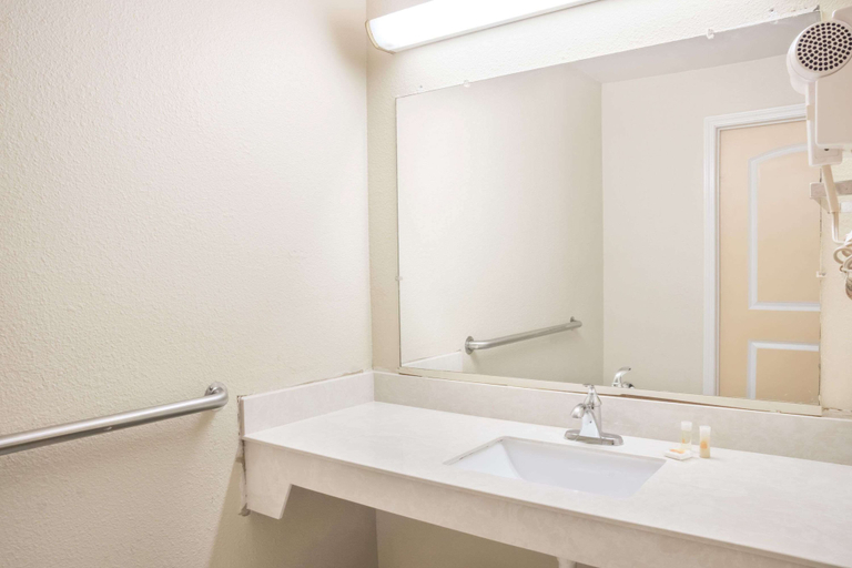 Bathroom 4, Days Inn by Wyndham Bastrop, Bastrop