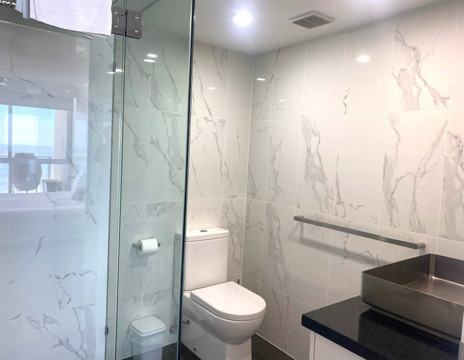 Bathroom 4, Hi Surf Beachfront Resort Apartments, Gold Coast