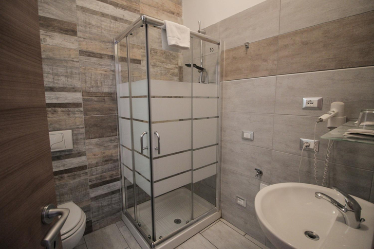 Bathroom 3, La Suite Rooms & Apartments, Bologna