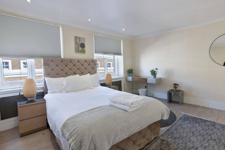 Room 3, 2-bed Gucci Flat - Sleeps 6 & Close to Harrods, London