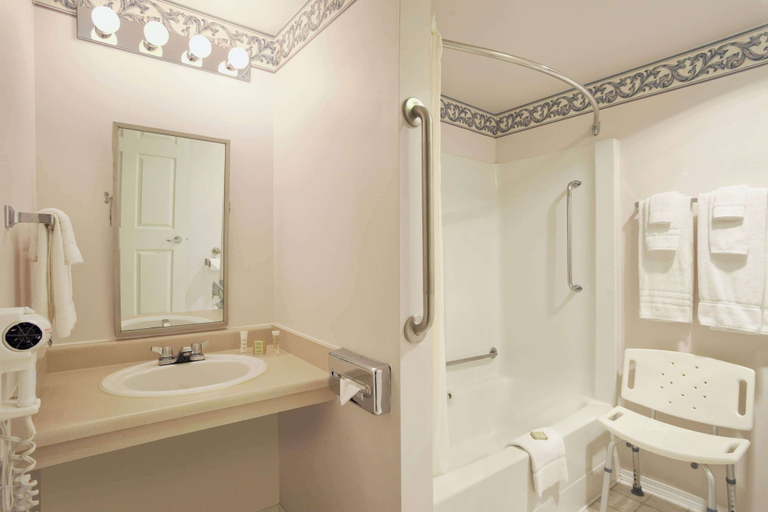 Bathroom 4, Super 8 by Wyndham West Kelowna BC, Central Okanagan