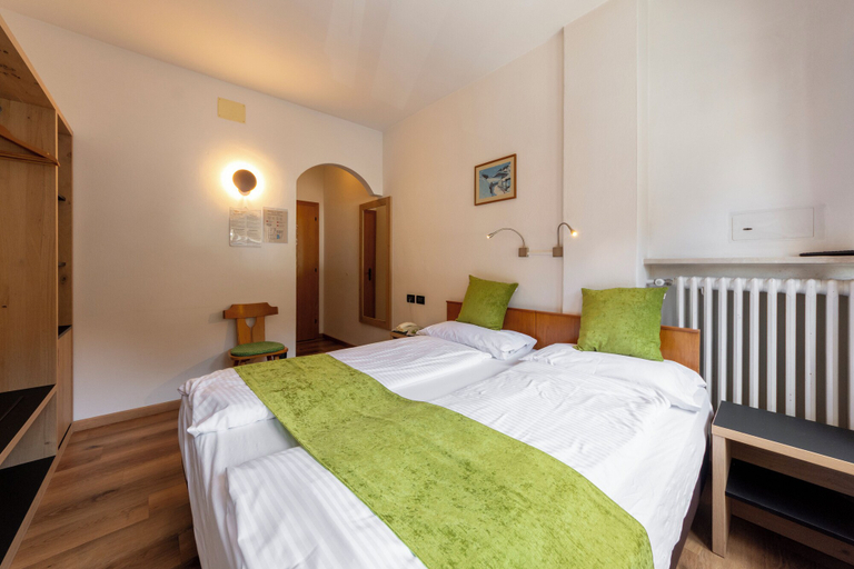 Bedroom 2, Hotel Oswald, Trento
