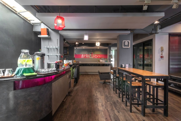 Food & Drinks 4, CheQinn Hostel Sukhumvit 4, Khlong Toey