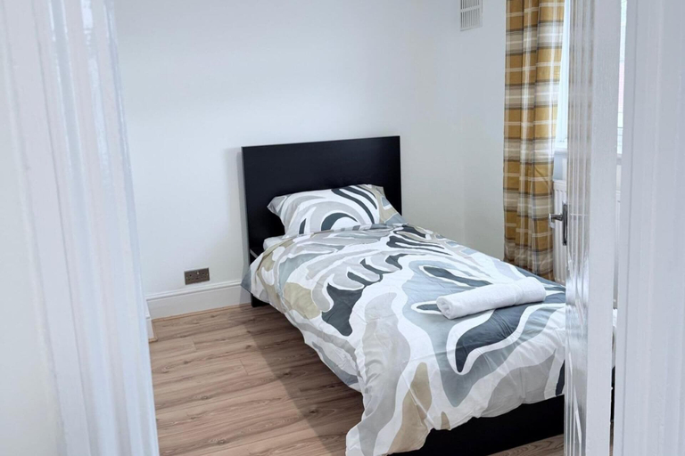 Room 4, Fountain House-sleeps 5-central Dagenham-parking, London