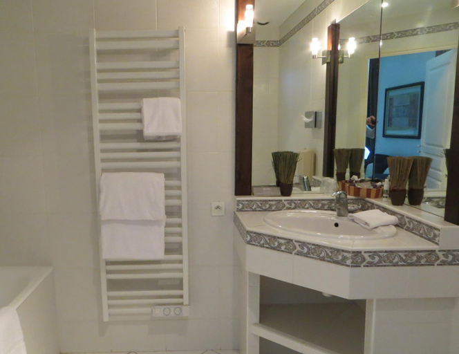 Bathroom 2, Hotel-Restaurant Ricordeau, Sarthe