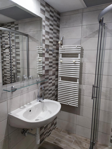 Bathroom 5, Fortuna Hotel, Miskolci