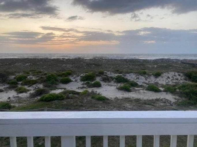 Others 4, Oceanside Townhouse with Ocean View and Access to the Deck by RedAwning, Nassau