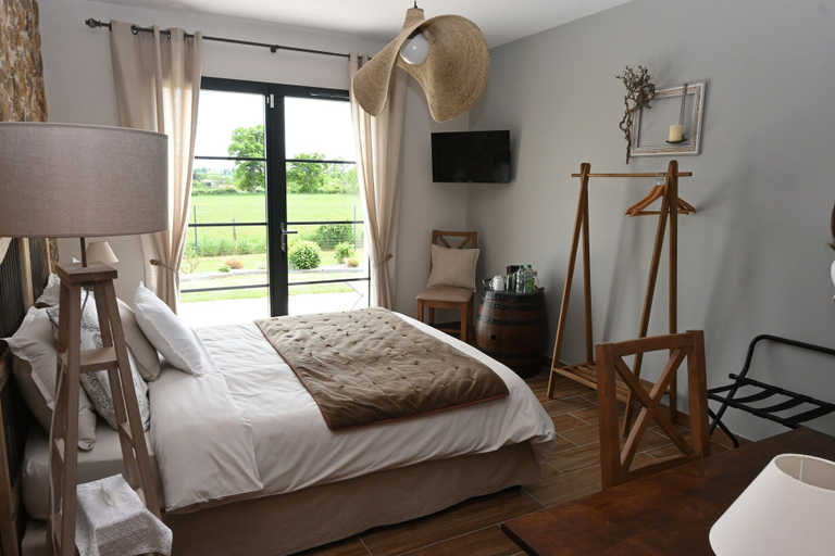 Bedroom 4, Aux 3 Forets, Allier