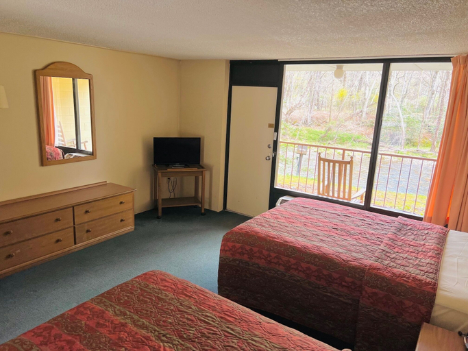 Bedroom 2, Newfound Lodge on the river, Swain