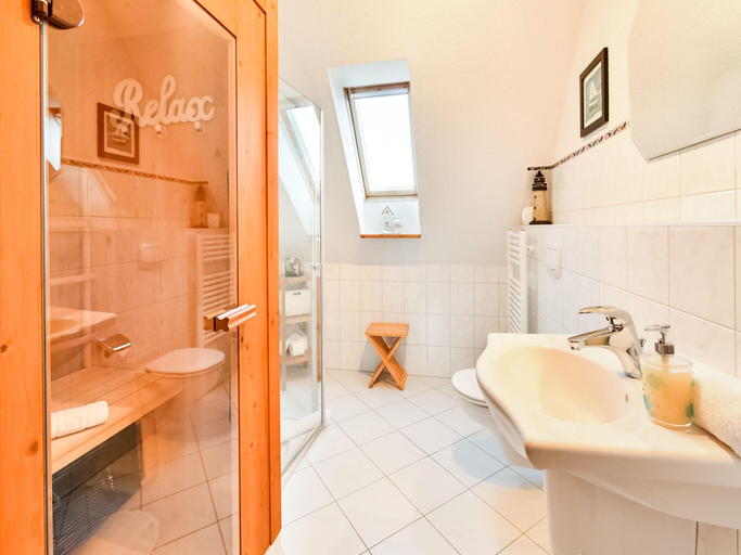 Bathroom 2, Modernes Ferienhaus in Thorstorf mit Sauna, Nordwestmecklenburg