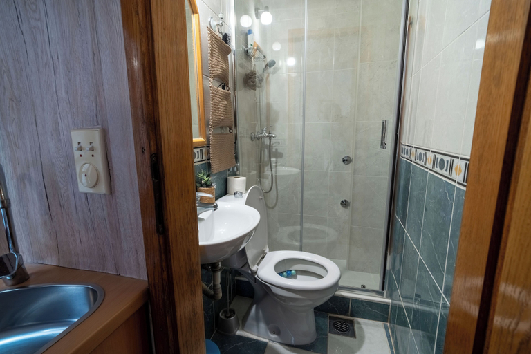Bathroom 3, Studios Belvi