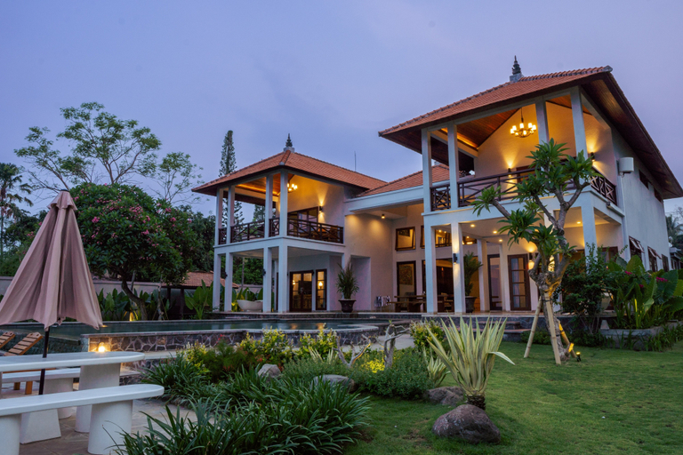 Exterior & Views
