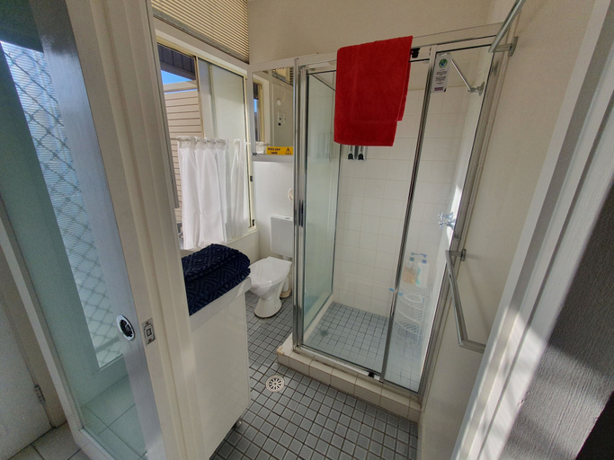 Bathroom 4, Griffith Studio Canberra - free parking, Canberra