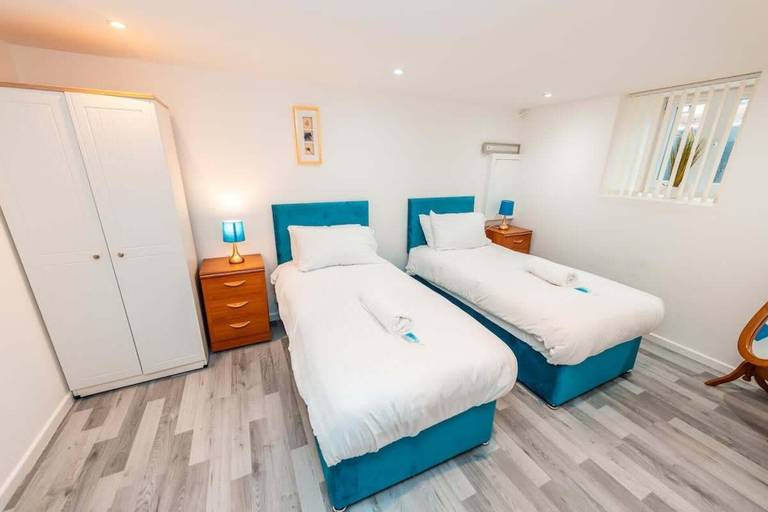 Room 5, Sale 2-bedroom Apt - Sleeps 5 - Free Parking, Trafford