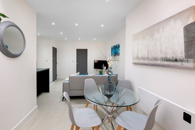 Others 5, Newly Converted 2BDR 1BA APT in Hounslow, London
