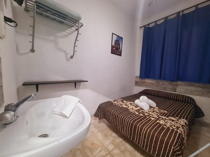 Bathroom 3, Hostal Rivera, Madrid