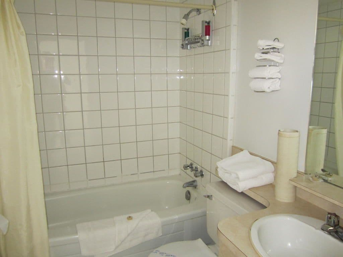 Bathroom 3, Camelot Court Motel, Fraser-Fort George
