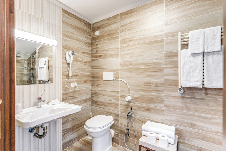 Bathroom 5, Hotel Milo, Rome