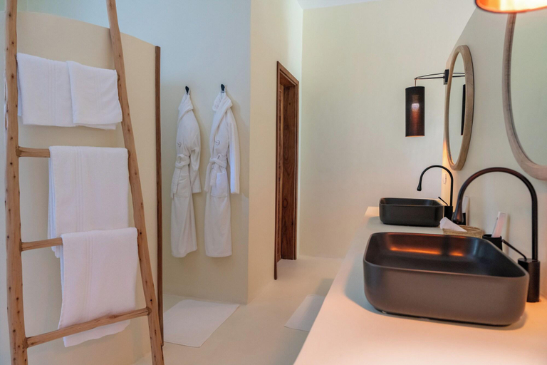 Bathroom 5, Alma Boutique Hotel, Kusini