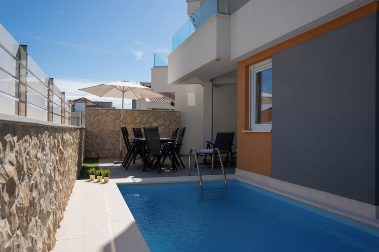 Sport & Beauty 5, Funtastic Apartment with Private Heated Pool, Novalja