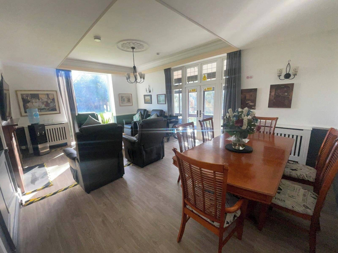 Interior 2, 6 Bed-sleeps 8 Gym-hottub-garden-parking, Bristol