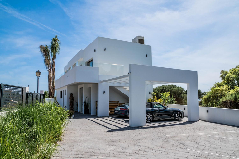 Exterior & Views