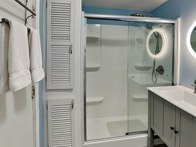 Bathroom 3, The Charming Cozy Cottage by Miss Kitty’s, Aransas
