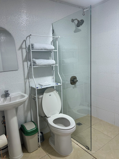 Bathroom 3, Hillmon's Hotel Bar & Lounge, Sosua