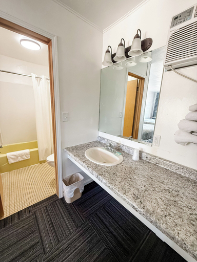 Bathroom 4, Superior Stays, Langlade