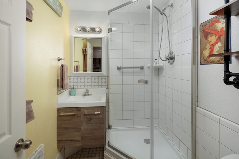 Bathroom 4, The Irish Inn, Hood River