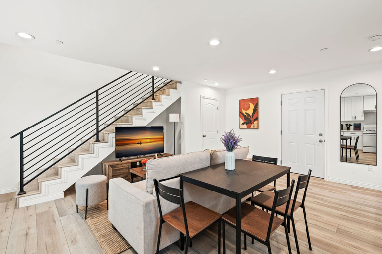 Room 4, Modern Home Near Pasadena Garage Full Kitchen, Los Angeles