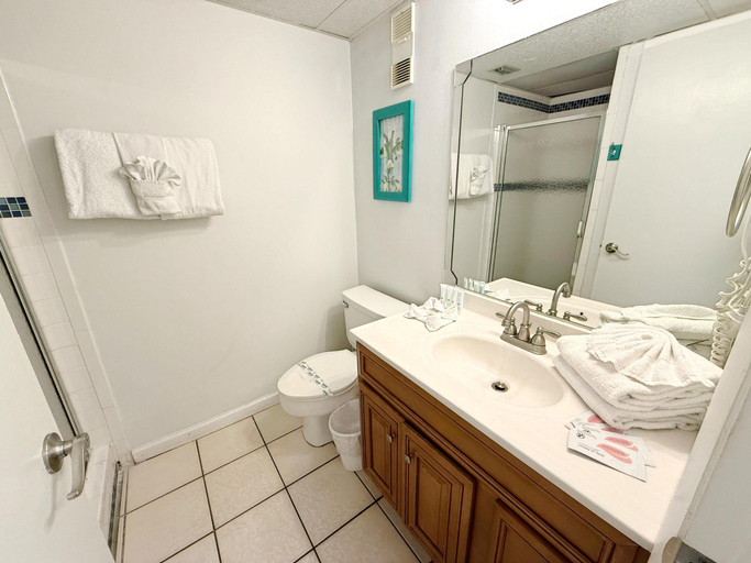 Bathroom 2, Moondrifter 105, Bay