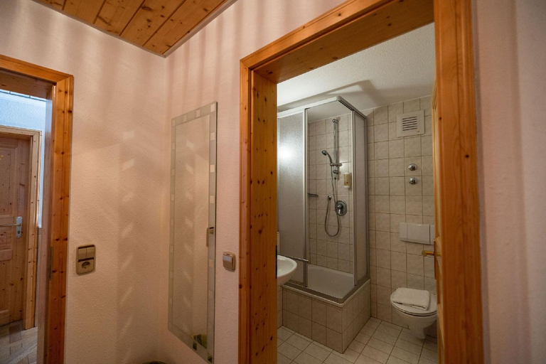 Bathroom 3, Berghotel und Restaurant Krauter Chalet, Schwarzwald-Baar-Kreis