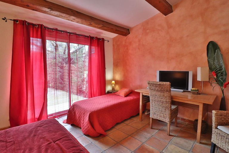 Bedroom 2, Le Mas de Bertagne studio kitchenette terrasse piscine, Bouches-du-Rhône