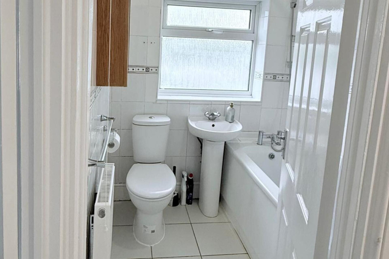 Bathroom 3, Fountain House-sleeps 5-central Dagenham-parking, London