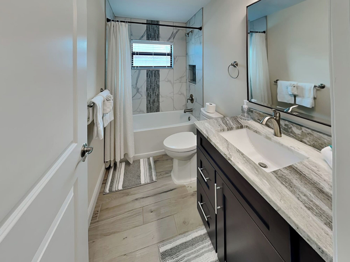Bathroom 4, Midpoint Villa by Distinctive Beach Rentals, Lee