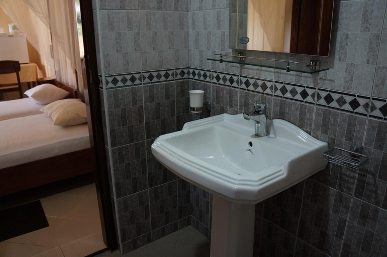 Bathroom 4, The Tandem Guesthouse, Hikkaduwa