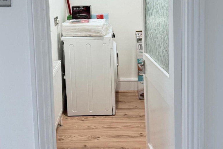 Interior 5, Fountain House-sleeps 5-central Dagenham-parking, London