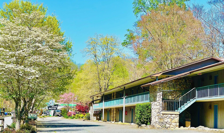Exterior & Views 1, Newfound Lodge on the river, Swain