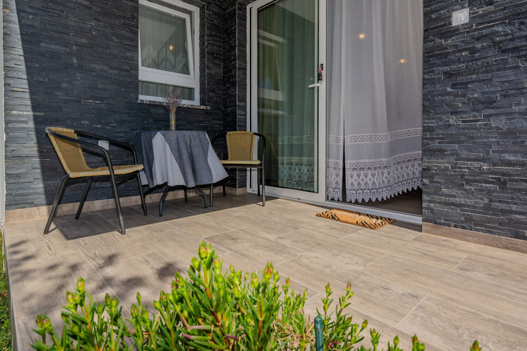 Others 5, Apartment Mutak, Vir