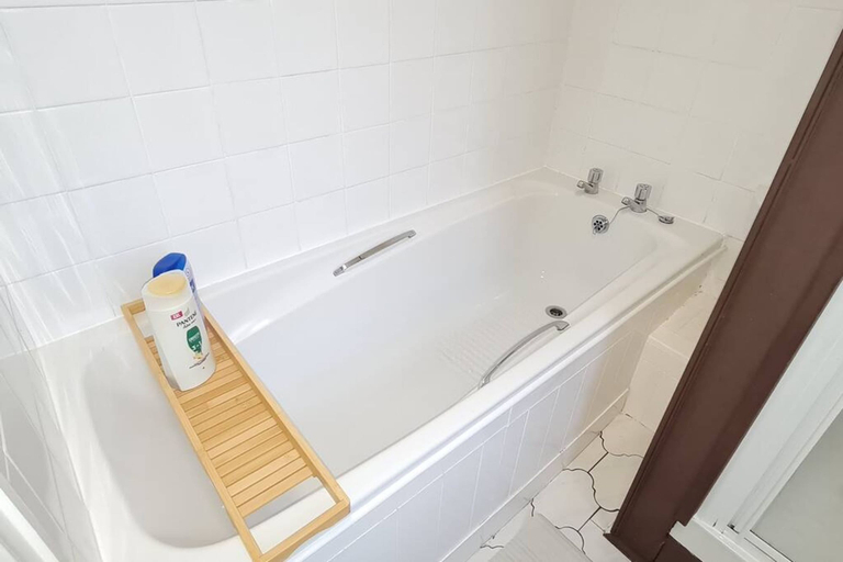 Room 2, Large 3 Bed Flat Free Parking, North Tyneside