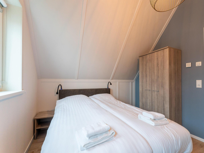Others 4, Modern holiday home by the sea with sauna, Tholen