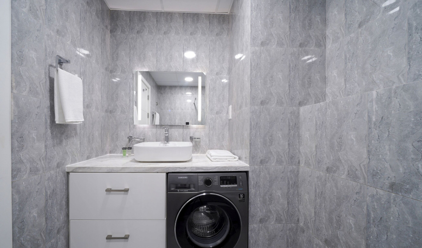 Bathroom 4, Chic Marina View Living in a Two Bedroom, Dubai