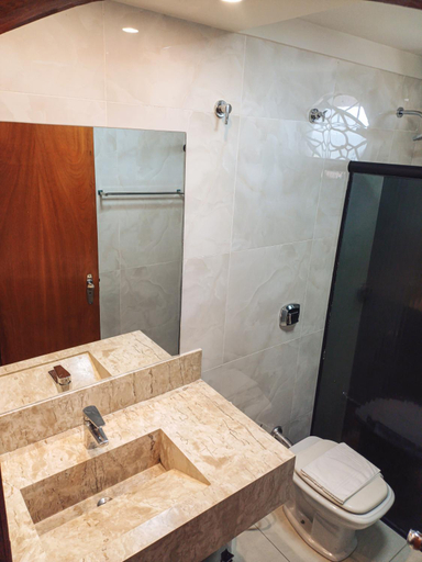Bathroom 4, Piloes Palace Hotel, Mineiros