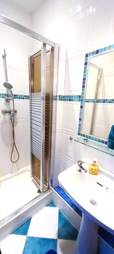 Bathroom 4, Dawson Place, Juliette's Bed and Breakfast, London