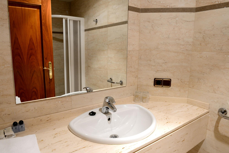 Bathroom 4, Hostal Arriazu, Navarra