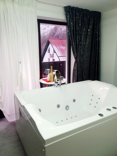 Bathroom 3, Hotel Popasul Regelui Transalpina, Sugag